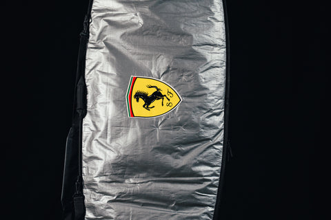 Limited edition Ferrari memorabilia: a surfboard for collectors and racing fans. / Memorabilia Ferrari in edizione limitata: una tavola da surf per collezionisti e appassionati di corse.