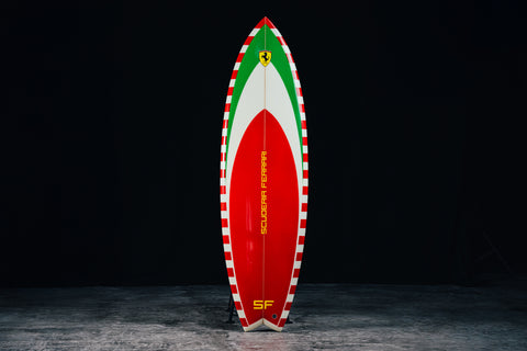 Front view of the Scuderia Ferrari surfboard featuring official racing graphics. / Vista frontale della tavola da surf Scuderia Ferrari con grafiche ufficiali da corsa.
