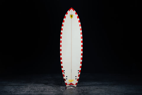 Ferrari surfboard, crafted with premium materials and a sleek aerodynamic shape. / Tavola da surf Ferrari, realizzata con materiali di alta qualità e una forma aerodinamica elegante.
