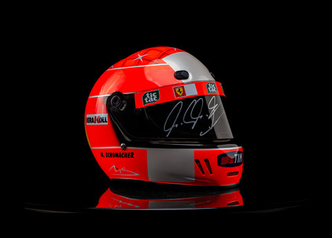 Side angle of the Ferrari Schumacher 2000 helmet. / Angolo laterale del casco Schumacher 2000 Ferrari