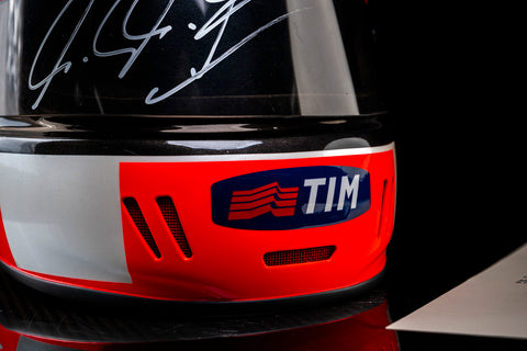 Schumacher’s Ferrari 2000 helmet replica. / Replica del casco Ferrari 2000 di Schumacher