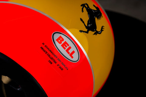 Iconic Schumacher’s 2000 helmet. / Iconico casco di Schumacher 2000