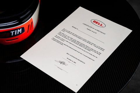 Front view of Schumacher’s 2000 helmet replica, signed edition. / Vista frontale della replica del casco 2000 di Schumacher, edizione firmata