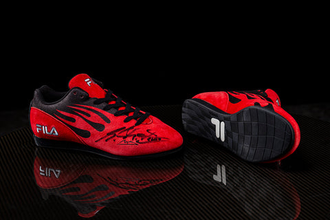 Fila racing shoes with Schumacher’s personal autograph. / Scarpe da corsa FILA con autografo personale di Schumacher