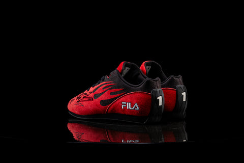 Close-up of Schumacher’s signature on FILA shoes. / Dettaglio della firma di Schumacher sulle scarpe FILA
