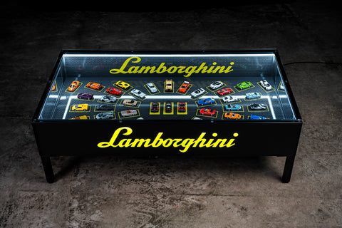 Elegant Lamborghini model display table. / Tavolo espositivo elegante con modellini Lamborghini