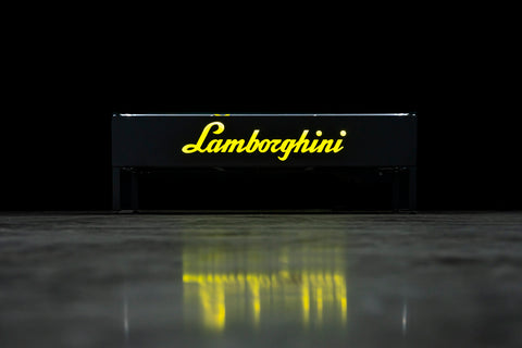 Luxury table with Lamborghini collectible models. / Tavolo di lusso con modellini da collezione Lamborghini
