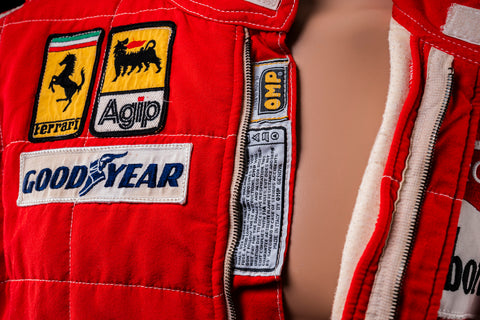 Gerhard Berger’s personal Ferrari 1989 suit, a piece of motorsport history. / Tuta personale Ferrari 1989 di Gerhard Berger, un pezzo di storia del motorsport