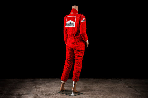 Close-up of Gerhard Berger’s 1989 Ferrari suit fabric and stitching. / Dettaglio del tessuto e delle cuciture della tuta Ferrari 1989 di Berger