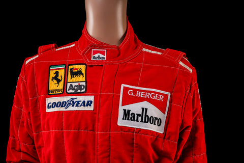 Ferrari 1989 racing suit, featuring classic Ferrari red design. / Tuta da gara Ferrari 1989 con il classico design rosso Ferrari
